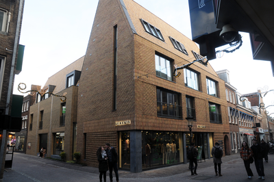 913184 Gezicht op het nieuwe pand van Broekman Herenmode (Lange Elisabethstraat 20) te Utrecht met bovengelegen ...